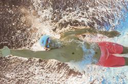 开云体育平台APP-后防中坚引爆全场，黑金旋风斩落红魔，现代足球的矛与盾双重奏