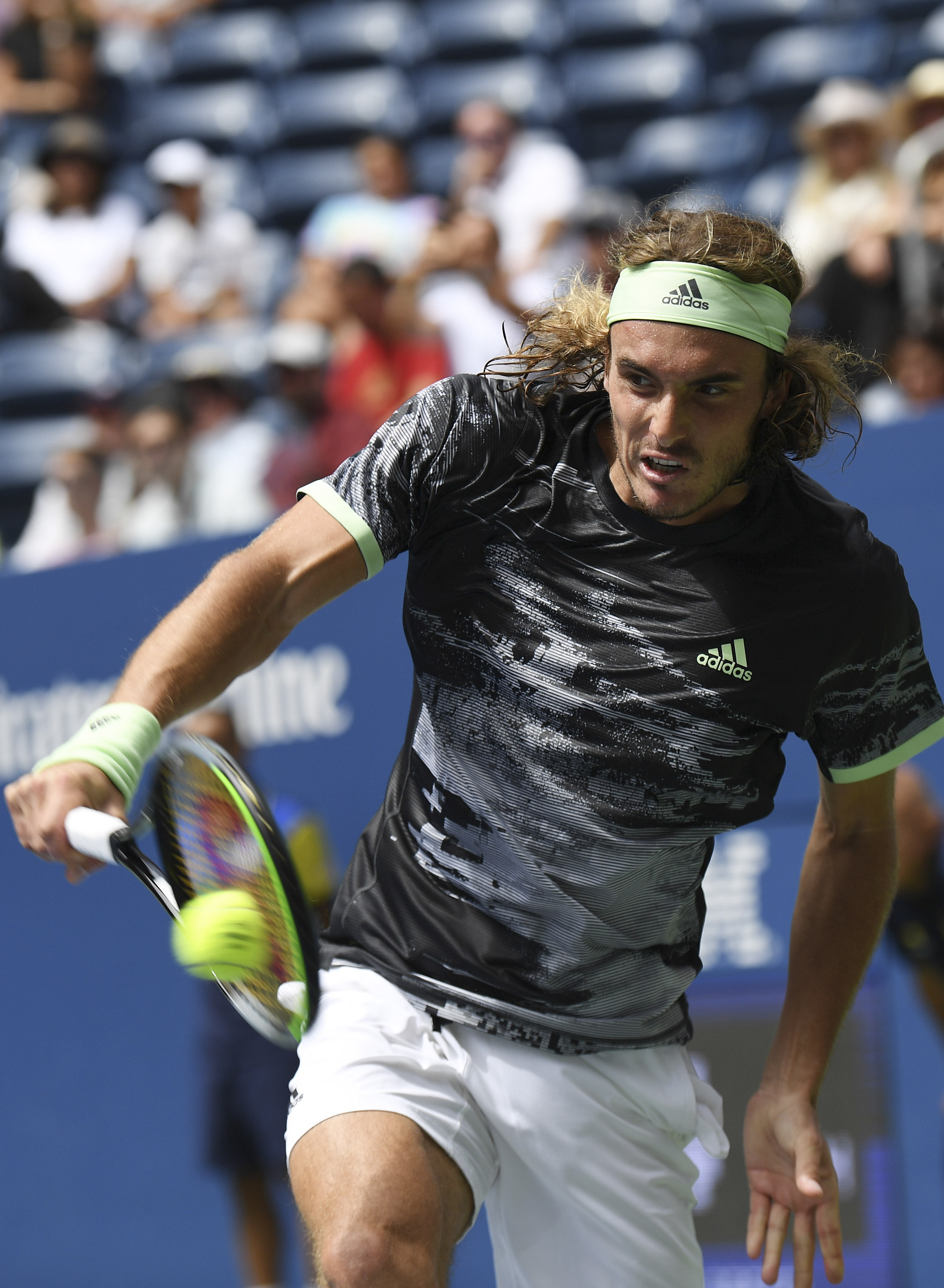 西班牙网球队力克意大利网球队，西西帕斯爆发神勇