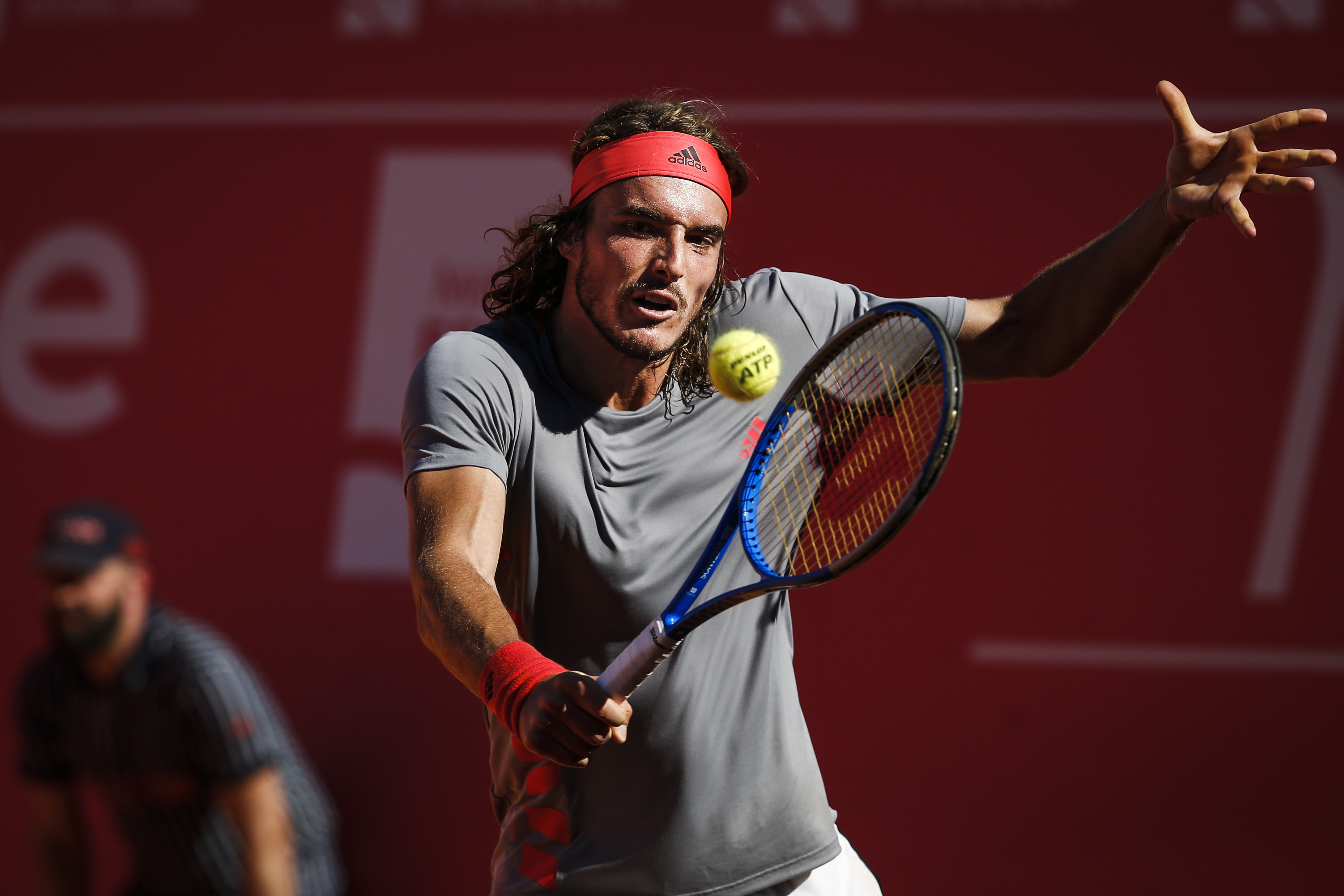 西班牙网球队力克意大利网球队，西西帕斯爆发神勇