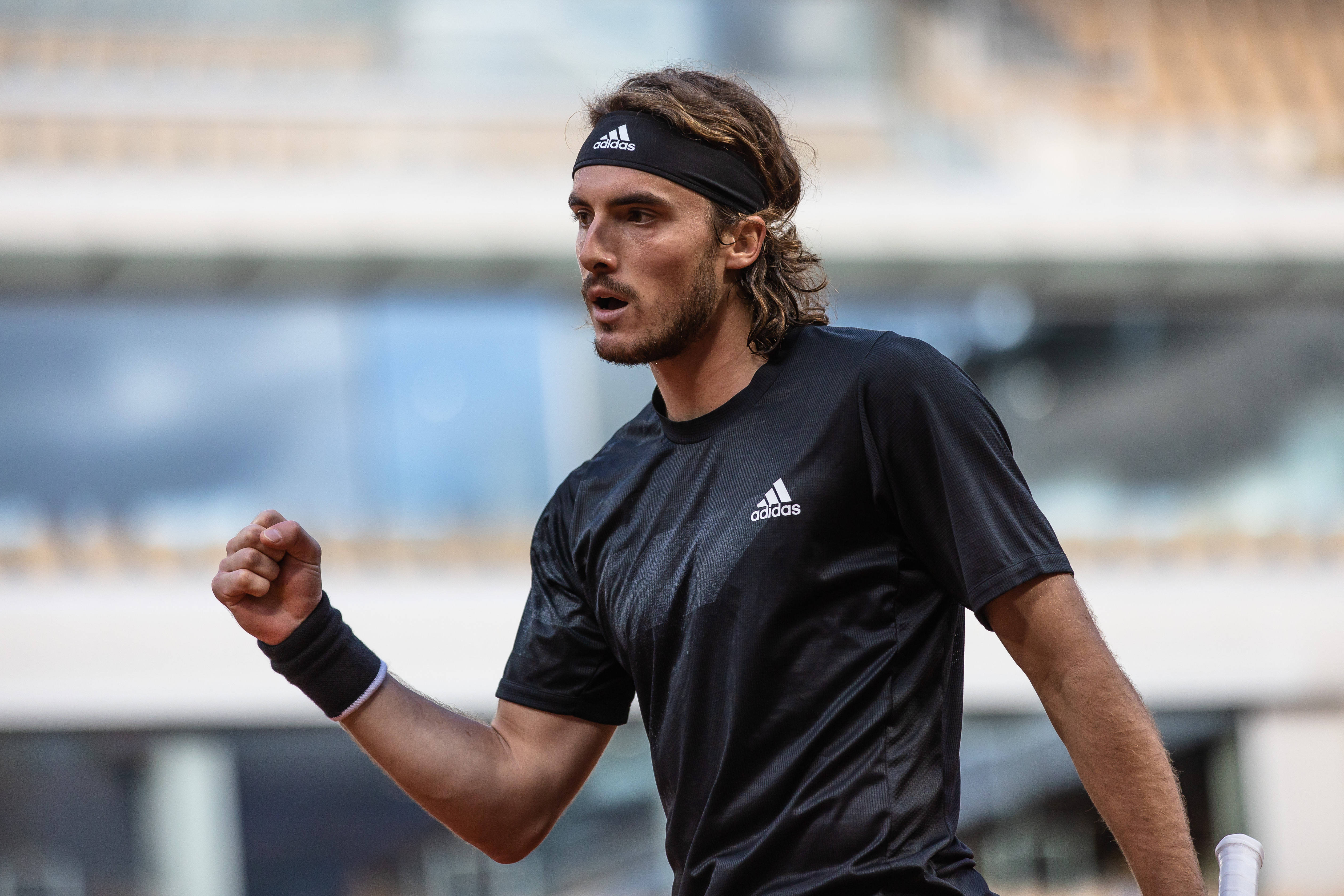 英国网球队鏖战世界网球队，西西帕斯关键制胜