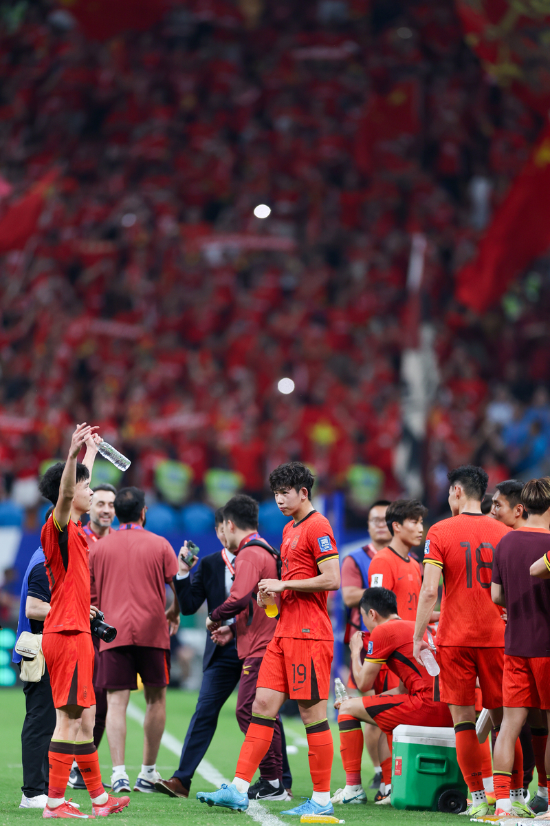 赛场上的激烈角逐，强队实力较量