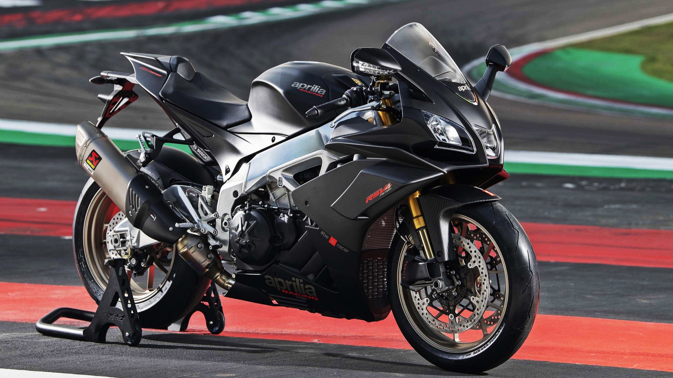 当非洲雄狮遇上蓝黑军团，加克波在世界团结杯决赛中打出史诗级统治表现