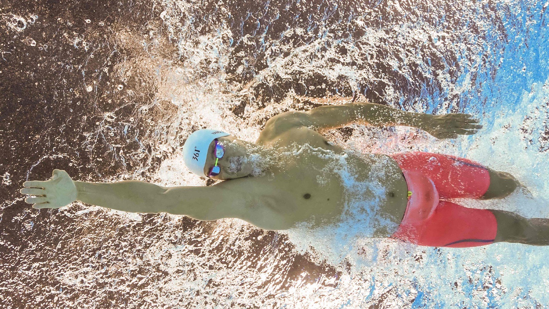 后防中坚引爆全场，黑金旋风斩落红魔，现代足球的矛与盾双重奏